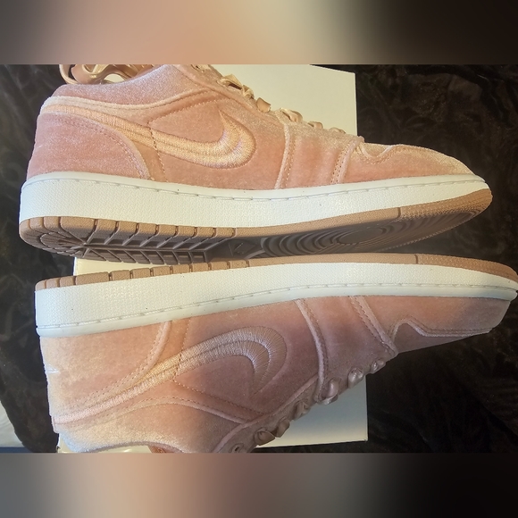 SOLD- JORDAN WMNS AIR JORDAN 1 LOW SE"Pink Velvet" - Picture 11 of 12